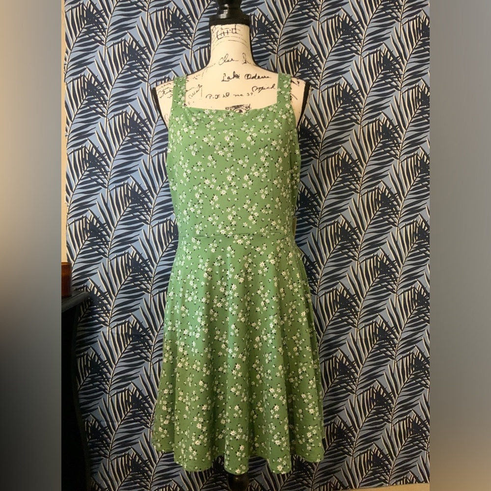 #28 NWT Nine Britton Green Dress Large